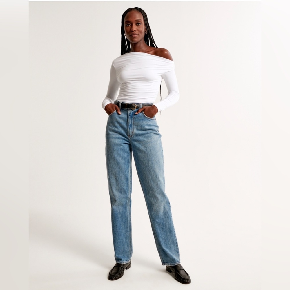 Abercrombie Curve Love Ultra High Rise 90s Straight Jean - Size 26s